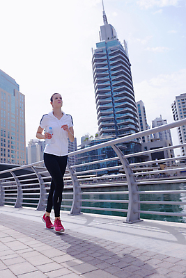 포토 JPG 해외이미지 전신 서양인 라이프스타일 여자 행복 아침 한명 성인 야외 운동복 달리기 조깅 마라톤 달리기선수 성인여자한명만 해외포토 주간 외국인 1 옷 감정 모션 사람 경기 생활 운동 육상스포츠 육상선수 여자한명만 성인여자만 파일형식 이미지허브