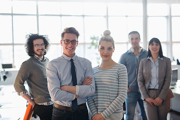 포토 JPG 해외이미지 여자 남자 비즈니스 직장 실내 여러명 상반신 성인 앞모습 팔짱 비즈니스맨 비즈니스우먼 성인만 해외포토 뷰포인트 다수 회사 모션 사람 내부 직장인 파일형식 이미지허브