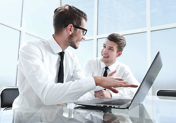 포토 JPG 해외이미지 백인 남자 회의 실내 상반신 성인 두명 옆모습 노트북 비즈니스맨 성인남자만 해외포토 서양인 뷰포인트 비즈니스 사람 내부 전자제품 직장인 남자만 성인만 파일형식 이미지허브