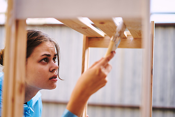 포토 JPG 해외이미지 여자 한명 들기 상반신 성인 목재 옆모습 올려보기 페인트칠 집중 바르기 페인트붓 목공예 목재가구 셀프 성인여자한명만 셀프인테리어 해외포토 나무 1 뷰포인트 가구 컨셉 재료 모션 페인팅 사람 인테리어 붓 공예 여자한명만 성인여자만 파일형식 이미지허브
