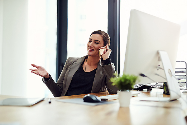 포토 JPG 해외이미지 외국인 직업 여자 직장 실내 한명 들기 손짓 상반신 성인 스마트폰 사무실 모니터 비즈니스우먼 통화 미니화분 성인여자한명만 해외포토 1 화분 회사 비즈니스 모션 사람 인종 내부 핸드폰 스마트기기 컴퓨터 직장인 여자한명만 성인여자만 파일형식 이미지허브