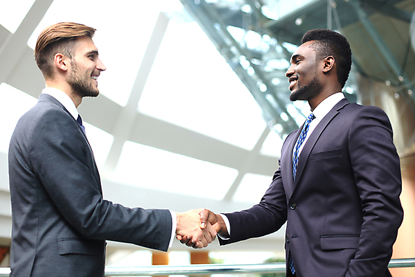 포토 JPG 해외이미지 서양인 남자 회사 악수 정장 상반신 성인 두명 옆모습 비즈니스맨 성인남자만 해외포토 외국인 옷 뷰포인트 비즈니스 사람 손짓 직장인 남자만 성인만 파일형식 이미지허브