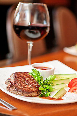 포토 JPG 해외이미지 와인잔 서양음식 실내 스테이크 사람없음 아웃포커스 와인 해외포토 음식 술잔 주류 촬영기법 내부 파일형식 이미지허브