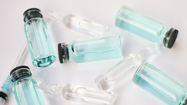 포토 JPG 해외이미지 스튜디오촬영 하늘색 유리병 사람없음 하이앵글 투명 액체 오브젝트 백신 예방접종 바이알 해외포토 뷰포인트 의학 병_용기 실내 파란색 의료용품 접종 파일형식 이미지허브