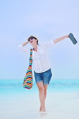 포토 JPG 해외이미지 주간 전신 여자 여유 여행 휴식 한명 웃음 들기 성인 해변 야외 앞모습 여름휴가 바캉스 걷기 쪼리 혼자 성인여자한명만 혼행 혼여족 해외포토 자연요소 1 라이프스타일 감정 바다 뷰포인트 컨셉 모션 휴가 표정 사람 샌들 신조어 약어 여자한명만 성인여자만 파일형식 여름_계절 이미지허브