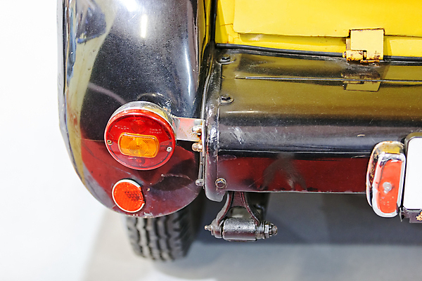 포토 JPG 해외이미지 모델 디자인 도로 부분 교통시설 자동차 새로움 사람없음 빨간색 빛 금속 장비 운전 오토바이 램프 고급 브레이크 묘사 꼬리 잡종 자동 스타일 주도 해외포토 길 육상교통 컬러 교통 컨셉 모션 재질 조명 바이크 예절 시설 파일형식 이미지허브