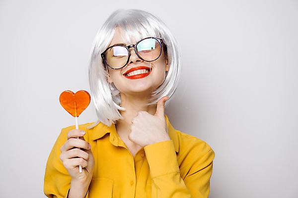 포토 JPG 해외이미지 여자 막대사탕 한명 들기 상반신 성인 앞모습 하트 은색 가발 따봉 성인여자한명만 힙스터 해외포토 모양 1 패션 뷰포인트 컬러 모션 사탕 사람 최고 여자한명만 성인여자만 파일형식 이미지허브