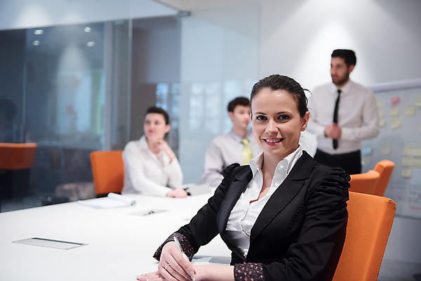 포토 JPG 해외이미지 응시 여자 남자 비즈니스 회의 직장 실내 여러명 상반신 성인 앞모습 아웃포커스 비즈니스우먼 성인만 해외포토 시선 뷰포인트 다수 회사 촬영기법 사람 내부 직장인 파일형식 이미지허브