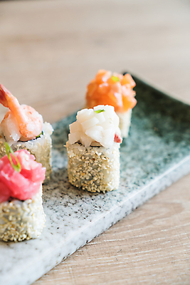 포토 JPG 해외이미지 전통 접시 아시아 음식 다이어트 밥 건강 어류 요리 동양인 사람없음 빨간색 일본 검은색 식사 초밥 회 흰색 신선 해조류 맛 해산물 날것 롤 연어 해외포토 식기 나라 컬러 컨셉 인종 수중동물 해양식물 일본음식 파일형식 이미지허브