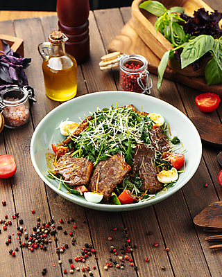 포토 JPG 해외이미지 접시 음식 육류 요리 사람없음 세로 식당 식사 소고기 신선 사발 메뉴 준비 점심식사 나무배경 해외포토 식기 백그라운드 식재료 상점 사기그릇 파일형식 이미지허브