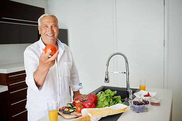 포토 JPG 해외이미지 백인 노년 남자 토마토 식재료 실내 한명 들기 상반신 앞모습 요리사 싱크대 보여주기 노인남자한명만 해외포토 서양인 직업 1 뷰포인트 채소 모션 사람 성인 내부 개수대 남자한명만 노인남자만 파일형식 이미지허브