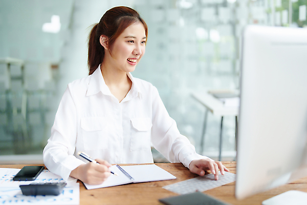포토 JPG 해외이미지 여자 실내 한명 들기 동양인 상반신 성인 앞모습 아웃포커스 모니터 업무 비즈니스우먼 성인여자한명만 해외포토 1 뷰포인트 비즈니스 모션 촬영기법 사람 인종 내부 컴퓨터 작업 직장인 여자한명만 성인여자만 파일형식 이미지허브