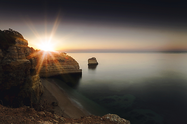 포토 JPG 해외이미지 행복 바다 여행 하늘 해변 사람없음 햇빛 태양 일몰 절벽 자유 포르투갈 바위섬 암초 수평선 해외포토 자연요소 감정 유럽 섬 컨셉 노을 파일형식 이미지허브