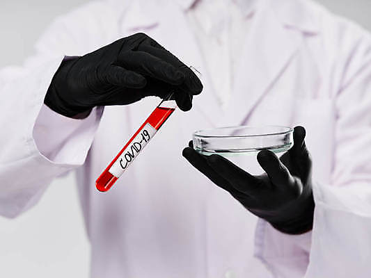 포토 JPG 해외이미지 실내 실험 한명 들기 상반신 성인 앞모습 붓기 과학자 시험관 성인한명만 코로나바이러스 델타변이바이러스 오미크론 해외포토 직업 1 뷰포인트 과학 모션 실험기구 사람 내부 바이러스 학자 성인만 파일형식 이미지허브