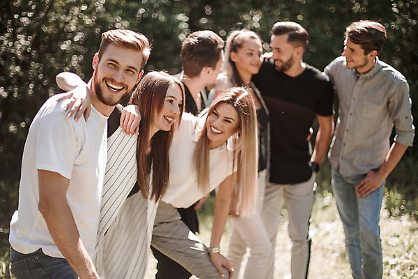 포토 JPG 해외이미지 주간 여자 남자 행복 어깨동무 함께함 웃음 여러명 상반신 성인 야외 앞모습 옆모습 친구 우정 즐거움 성인만 해외포토 자연요소 감정 뷰포인트 포즈 다수 컨셉 관계 표정 사람 파일형식 이미지허브