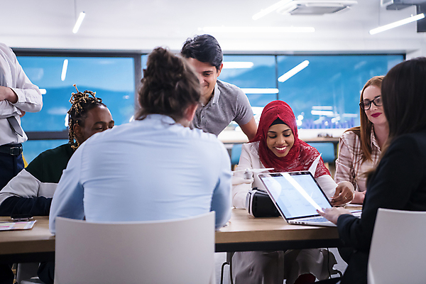 포토 JPG 해외이미지 여자 남자 비즈니스 회의 직장 함께함 실내 여러명 상반신 성인 앞모습 뒷모습 비즈니스맨 비즈니스우먼 동료 성인만 해외포토 뷰포인트 다수 컨셉 회사 관계 사람 내부 직장인 파일형식 이미지허브