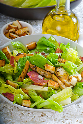 포토 JPG 해외이미지 라이프스타일 접시 음식 빵 잎 다이어트 토마토 채소 양파 오이 치즈 건강 육류 요리 사람없음 빨간색 초록색 식당 식사 치킨 이탈리아 샐러드 흰색 신선 사발 클래식 닫기 맛 그릴 상추 강의 먹기 크림 유기농 베이컨 성분 그리스인 점심식사 시저샐러드 로메인상추 해외포토 서양인 식물 식기 웰빙 유럽 컬러 컨셉 식재료 모션 주방용품 유제품 돼지고기 생활 상점 사기그릇 닭고기요리 파일형식 이미지허브