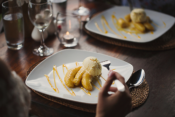 포토 JPG 해외이미지 전통 접시 여자 남자 음식 백그라운드 과일 디저트 건조 바나나 요리 사람없음 초록색 식당 숟가락 튀김 코트 뜨거움 도넛 맛 작음 설탕 다발 먹기 크림 성분 공유 마지막 많음 맛있는 해외포토 식기 컬러 컨셉 모션 수저 사람 상점 외투 크기 파일형식 이미지허브