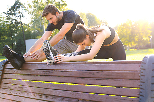 포토 JPG 해외이미지 전신 공원 여자 남자 엎드리기 벤치 잔디 성인 야외 두명 옆모습 운동복 청춘 운동 스트레칭 활기 성인만 해외포토 식물 옷 공공시설 뷰포인트 컨셉 의자 모션 건강 사람 파일형식 이미지허브