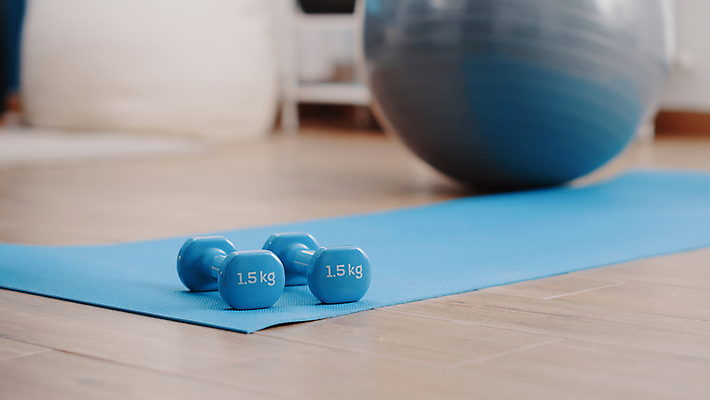 포토 JPG 해외이미지 요가 실내 사람없음 아웃포커스 건강관리 아령 매트 짐볼 홈트레이닝 홈요가 해외포토 웰빙 촬영기법 건강 관리 내부 운동 파일형식 이미지허브