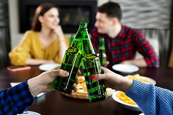 포토 JPG 해외이미지 백인 라이프스타일 손 여자 남자 행복 음료 컨셉 통신 유리 탁자 휴가 맥주 함께함 실내 대화 사람 여러명 성인 파티 식당 우정 축하 알코올 바 그룹 건배 토스트 해외포토 서양인 감정 빵 가구 다수 재질 주류 말하기 이벤트 내부 생활 신체부위 친구 상점 파일형식 이미지허브