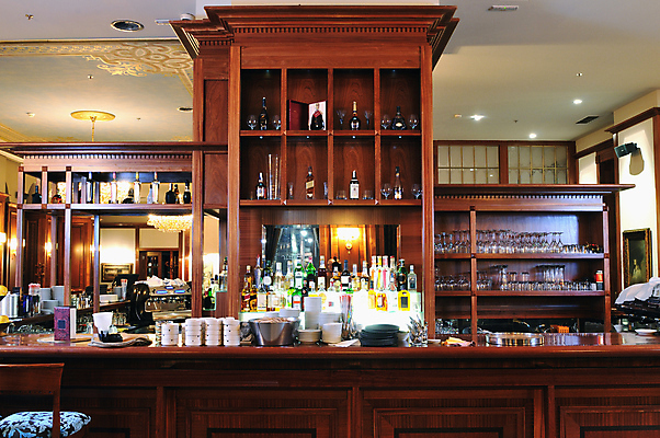 포토 JPG 해외이미지 의자 식탁 술병 책장 선반 사람없음 목재 레스토랑 고급 복고 해외포토 나무 가구 컨셉 재료 탁자 병_용기 주류 식당 파일형식 이미지허브