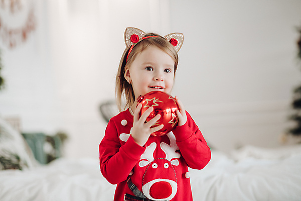 포토 JPG 해외이미지 라이프스타일 응시 여자 행복 어린이 크리스마스 포장 새해 주택 실내 표정 선물 사랑 한명 사람없음 장식 크리스마스트리 달콤 작음 전나무 결백 해외포토 나무 1 시선 기념일 감정 사람 내부 건물 생활 맛 크기 파일형식 이미지허브