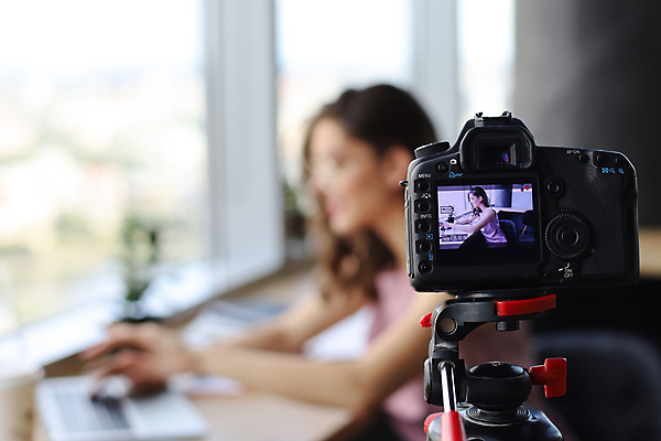 포토 JPG 해외이미지 여자 비즈니스 실내 한명 상반신 성인 옆모습 아웃포커스 사무실 카메라 촬영 비즈니스우먼 방송 성인여자한명만 해외포토 1 뷰포인트 촬영기법 사람 내부 전자제품 직장인 여자한명만 성인여자만 파일형식 이미지허브