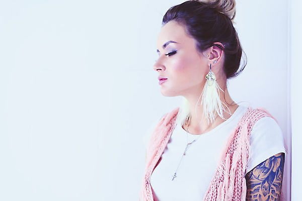 포토 JPG 해외이미지 모델 드레스 백그라운드 한명 서기 성인 스터디 뷰티 유행 검은색 어둠 화장품 회색 화려 우아함 매끈함 스타일 해외포토 1 옷 컬러 컨셉 모션 사람 학습 감각 파일형식 이미지허브