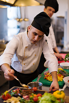 포토 JPG 해외이미지 남자 음식 식재료 실내 요리 들기 상반신 성인 두명 앞모습 주방 숟가락 요리사 뿌리기 성인남자만 해외포토 직업 뷰포인트 모션 수저 사람 내부 남자만 성인만 파일형식 이미지허브