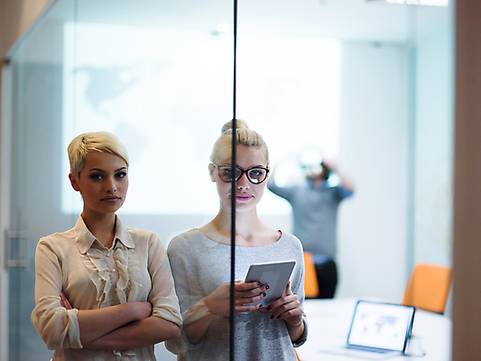 포토 JPG 해외이미지 응시 여자 비즈니스 직장 실내 무표정 들기 상반신 성인 두명 앞모습 아웃포커스 팔짱 비즈니스우먼 성인여자만 해외포토 시선 감정 뷰포인트 회사 모션 촬영기법 표정 사람 내부 직장인 여자만 성인만 파일형식 이미지허브