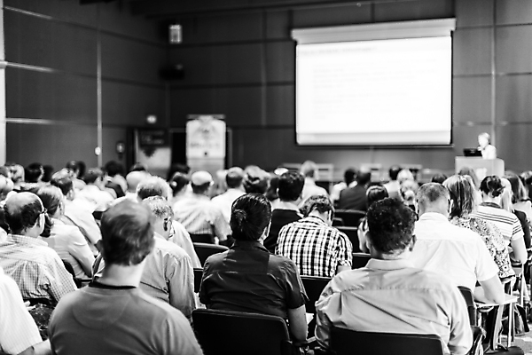 포토 JPG 해외이미지 여자 남자 흑백 실내 앉기 여러명 상반신 성인 뒷모습 아웃포커스 듣기 군중 강의 강당 세미나 성인만 해외포토 뷰포인트 다수 모션 촬영기법 사람 내부 파일형식 이미지허브