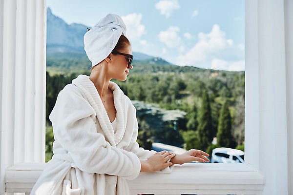 포토 JPG 해외이미지 주간 응시 여자 여유 여행 하늘 휴식 산 한명 상반신 성인 야외 옆모습 선글라스 기댐 발코니 가운 혼자 성인여자한명만 혼행 혼여족 해외포토 자연요소 1 라이프스타일 시선 옷 감정 안경 뷰포인트 컨셉 모션 사람 신조어 약어 여자한명만 성인여자만 파일형식 이미지허브