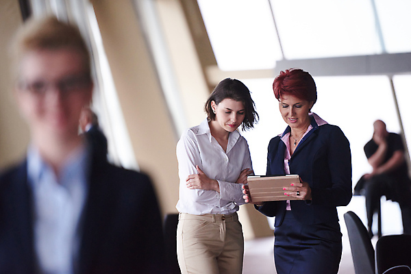 포토 JPG 해외이미지 응시 여자 중년 비즈니스 회의 직장 실내 들기 여러명 상반신 성인 앞모습 아웃포커스 태블릿 비즈니스우먼 소프트포커스 해외포토 시선 뷰포인트 다수 회사 모션 촬영기법 사람 내부 전자제품 스마트기기 직장인 파일형식 이미지허브