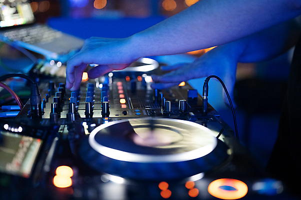 포토 JPG 해외이미지 라이프스타일 손 남자 음악 놀이 한명 사람 이벤트 가로 빛 세트 컬러풀 파티 축제 헤드폰 소리 콘서트 음악가 장비 무대 춤 볼륨 야간 믹서 DJ 클럽 디스코 쇼 오디오 스테레오 턴테이블 섞기 제어 테크노 유흥 해외포토 자연요소 직업 1 컬러 음향기기 문화예술 생활 신체부위 전자제품 공연 파일형식 이미지허브