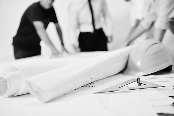 포토 JPG 해외이미지 남자 비즈니스 회의 직장 흑백 실내 여러명 상반신 성인 앞모습 옆모습 아웃포커스 설계도 안전모 삼각자 성인남자만 해외포토 뷰포인트 다수 회사 건설업 촬영기법 자 사람 내부 헬멧 안전장비 남자만 성인만 파일형식 이미지허브