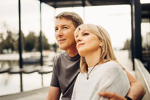 포토 JPG 해외이미지 백인 라이프스타일 커플 공원 여자 노년 남자 행복 음료 2 벤치 관계 포옹 남편 휴가 휴식 거리 함께함 사랑 미소 웃음 사람 성인 야외 두명 산책 낭만 도시 아내 날짜 옛날 해외포토 서양인 공공시설 감정 컨셉 의자 안기 표정 생활 파일형식 이미지허브