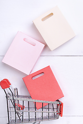 포토 JPG 해외이미지 실내 사람없음 쇼핑 쇼핑백 쇼핑카 미니어처 오브젝트 흰배경 해외포토 백그라운드 가방 내부 모형 카트 흰색 파일형식 이미지허브