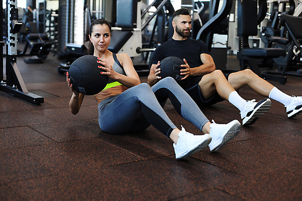 포토 JPG 해외이미지 전신 커플 여자 남자 백그라운드 공 함께함 들기 성인 두명 옆모습 운동복 운동 운동기구 헬스장 보디빌더 성인만 해외포토 옷 뷰포인트 컨셉 관계 모션 건강 사람 헬스 보디빌딩 파일형식 이미지허브