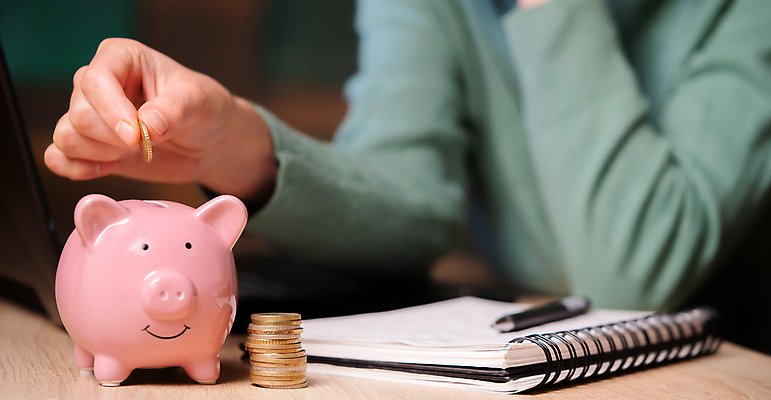 포토 JPG 해외이미지 여자 한명 상반신 성인 볼펜 공책 저축 돼지저금통 잡기 동전탑 성인여자한명만 해외포토 1 모션 문구용품 사람 금융 펜 쌓기 동전 저금통 여자한명만 성인여자만 파일형식 이미지허브