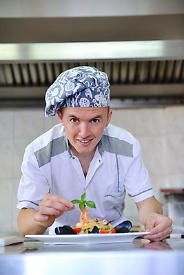 포토 JPG 해외이미지 응시 남자 실내 한명 들기 상반신 성인 앞모습 주방 요리사 음식데코레이션 성인남자한명만 해외포토 직업 1 시선 뷰포인트 모션 사람 내부 남자한명만 성인남자만 파일형식 이미지허브