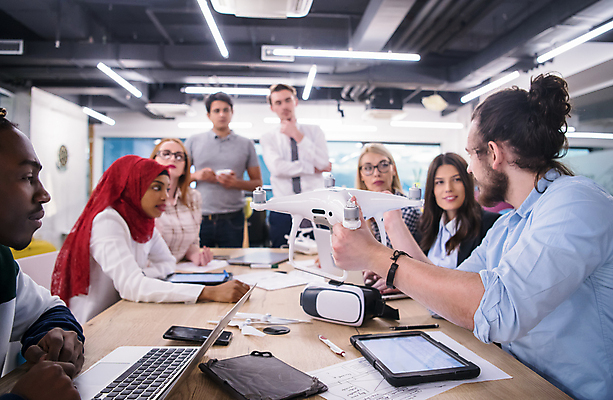포토 JPG 해외이미지 응시 여자 남자 비즈니스 회의 직장 실내 들기 여러명 상반신 성인 앞모습 옆모습 비즈니스맨 비즈니스우먼 드론 성인만 해외포토 시선 뷰포인트 다수 회사 모션 사람 내부 직장인 파일형식 이미지허브
