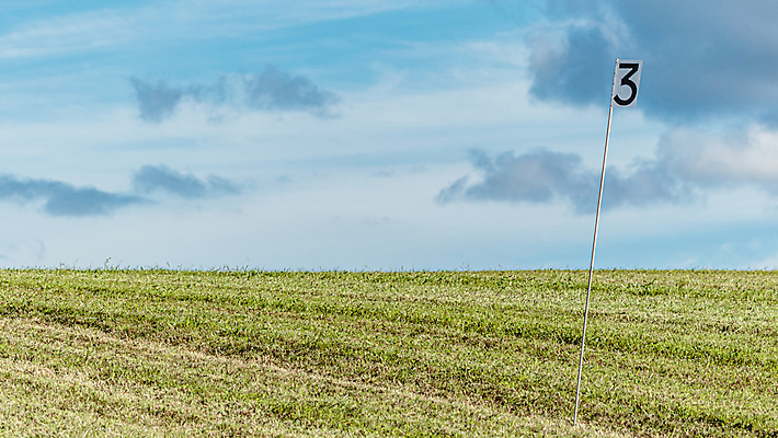 포토 JPG 해외이미지 나무 라이프스타일 스포츠 백그라운드 밭 골프 공 자연 놀이 하늘 휴가 풍경 잔디 초원 사람없음 야외 빨간색 초록색 여름 파란색 태양 우주 환경 맑음 장비 게임 깃발 신선 구멍 강의 땅 클럽 올가미 내추럴 골프티 넣기 땅바닥 페어웨이 해외포토 자연요소 식물 계절 컬러 농업 모션 날씨 골프용품 바닥 생활 구기 생태계 파일형식 이미지허브