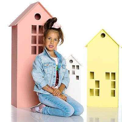 포토 JPG 해외이미지 백인 디자인 여자 행복 어린이 인형 가구 백그라운드 장난 건축양식 학교 놀이 바닥 주택 한명 미소 사람 내부 건물 목재 상자 컬러풀 장난감 문 유치원 기쁨 게임 아기 건축가 작음 큐브 판지 걸음마 해외포토 서양인 나무 직업 1 건축물 교육 건축 감정 컬러 생활용품 재료 모션 표정 크기 파일형식 이미지허브