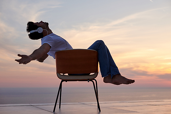포토 JPG 해외이미지 전신 남자 의자 비즈니스 하늘 팔벌리기 휴식 한명 앉기 성인 야외 옆모습 노을 헤드셋 자유 옥상 성인남자한명만 해외포토 자연요소 1 뷰포인트 음향기기 가구 컨셉 모션 사람 헤드폰 남자한명만 성인남자만 파일형식 이미지허브