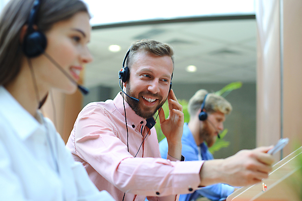 포토 JPG 해외이미지 백인 직업 응시 여자 남자 행복 얼굴 인터넷 비즈니스 통신 노동자 말하기 대화 미소 사람 세명 스마트폰 사무실 환경 헤드폰 업무 비즈니스맨 비즈니스우먼 그룹 센터 전화기 고객 직원 서비스 컨설턴트 텔레마케팅 부름 통화 운영자 지원 헬프 해외포토 서양인 시선 감정 음향기기 모션 표정 신체부위 핸드폰 스마트기기 작업 도움 직장인 전문직 서비스업 상담 파일형식 이미지허브