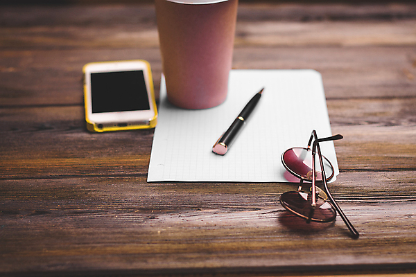 포토 JPG 해외이미지 종이 비즈니스 사람없음 컵 스마트폰 선글라스 펜 사무용품 오브젝트 해외포토 식기 안경 문구용품 핸드폰 스마트기기 필기구 파일형식 이미지허브