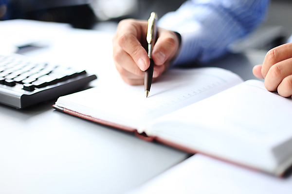 포토 JPG 해외이미지 손 비즈니스 실내 들기 아웃포커스 신체부위 펜 다이어리 키보드 기록 세미나 해외포토 모션 촬영기법 사람 내부 필기구 사무용품 파일형식 이미지허브