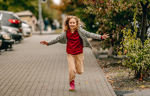 포토 JPG 해외이미지 주간 전신 서양인 여자 어린이 팔벌리기 한명 야외 앞모습 달리기 보행로 소녀한명만 해외포토 자연요소 외국인 1 길 뷰포인트 모션 사람 여자한명만 소녀만 파일형식 이미지허브