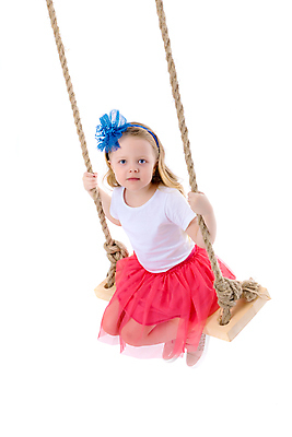 포토 JPG 해외이미지 백인 드레스 공원 여자 행복 어린이 장난 모션 자연 놀이 하늘 한명 미소 웃음 사람 야외 여름 맑음 활발 기쁨 놀이터 작음 그네 흥분 걸음마 해외포토 서양인 1 옷 계절 공공시설 감정 컨셉 날씨 표정 크기 생태계 파일형식 이미지허브